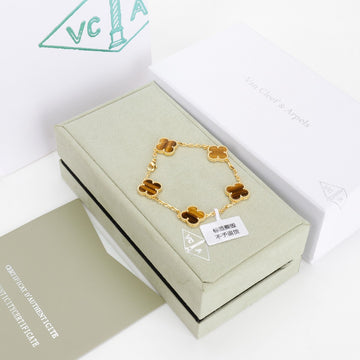 Gemstone charm bracelet with brown clover in gold setting