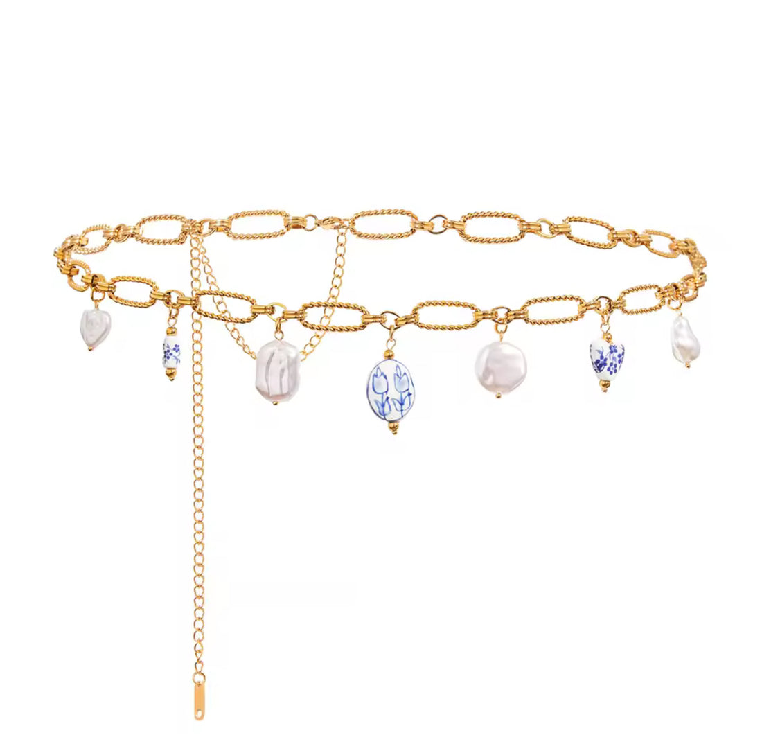 Charm chain waist jewelry ideal for soft girl and boho aesthetics.