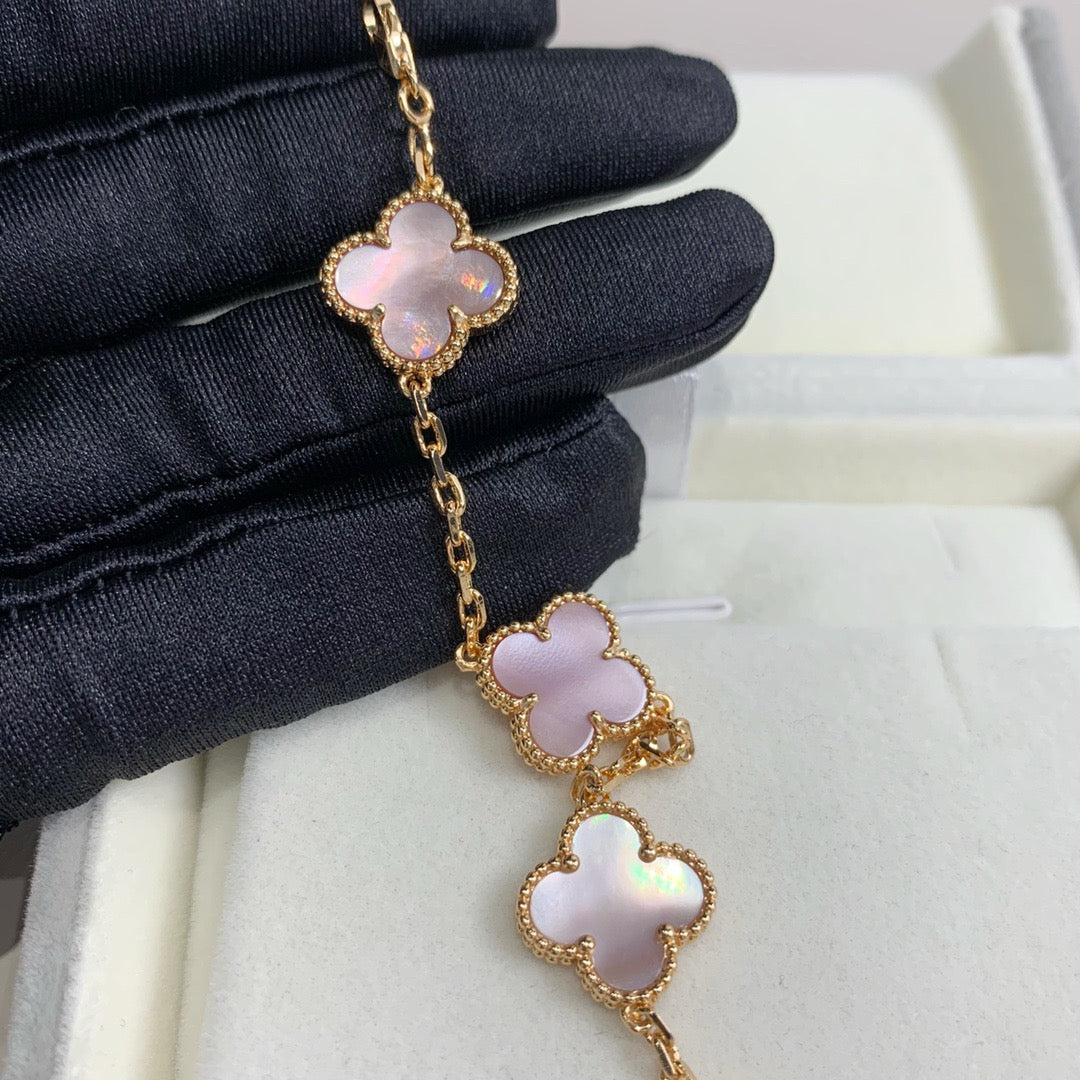 Romantic four-leaf clover bracelet in gold with pastel pink detail