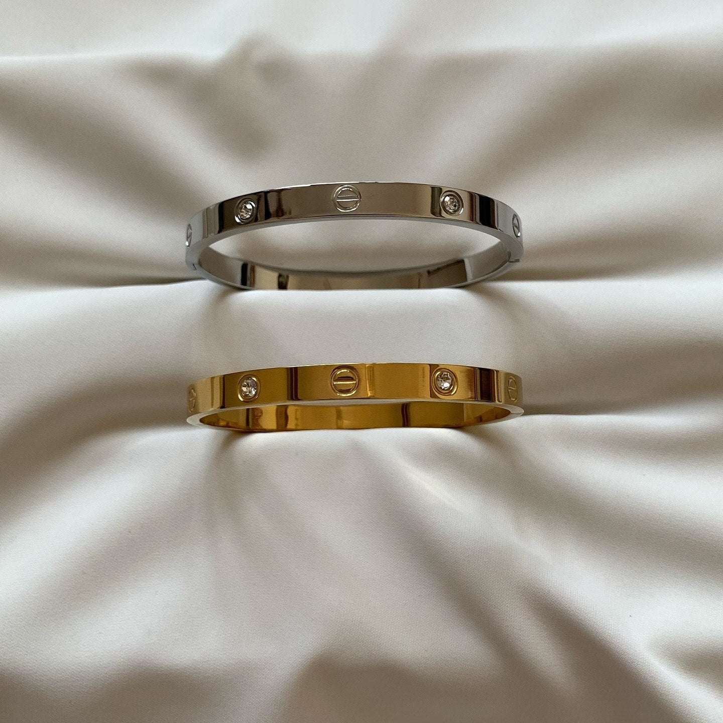 21 cm gold bangle with soft finish and refined shape