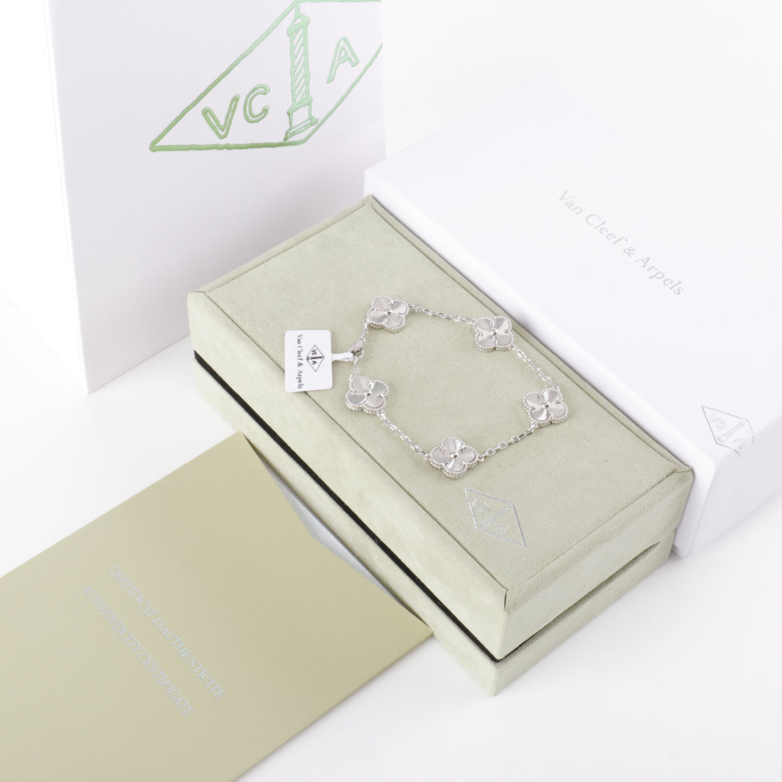 Elegant lucky bracelet with multicolor detailing