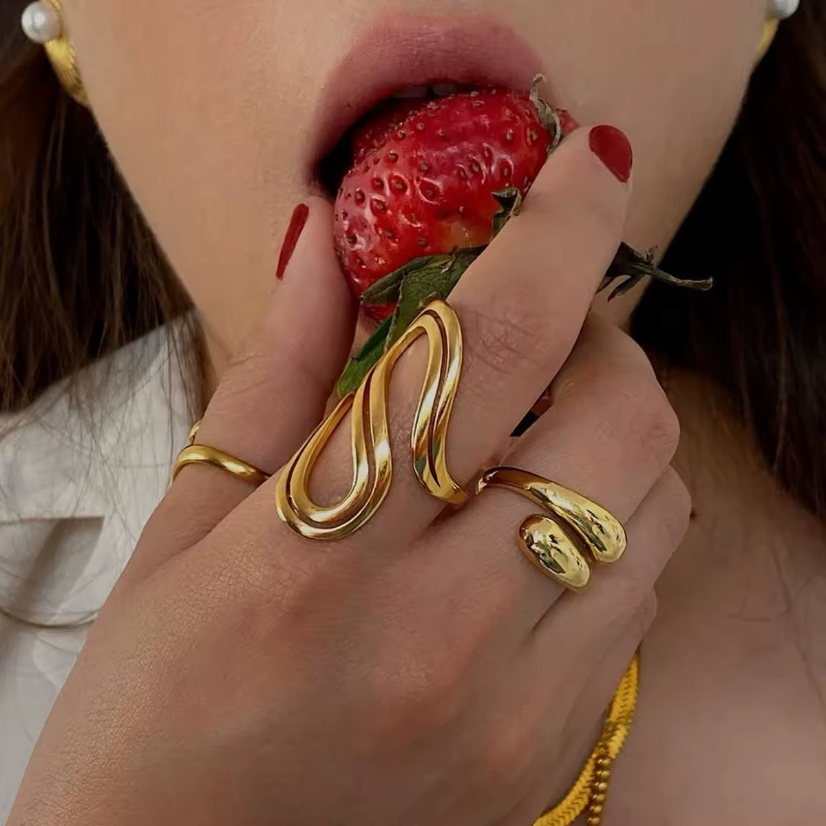 Elegant 18K gold-plated aesthetic curved ring with S-shaped design
