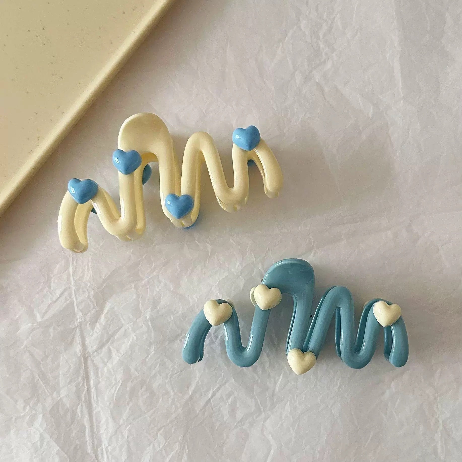 Trendy blue heart-shaped wave clip for casual styling