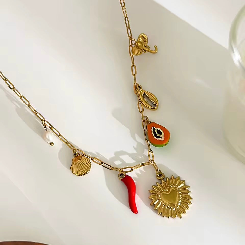 Luxury pearl and gold necklace for summer fashion