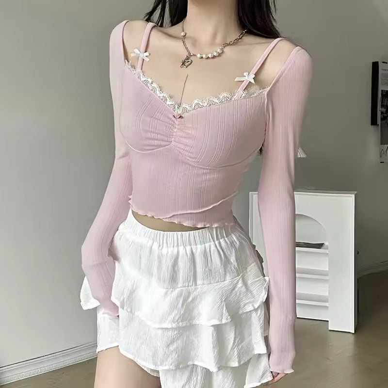 Y2K-inspired pink knitted crop top with bow embellishment
