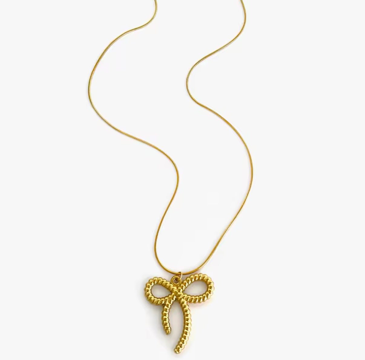 Chic and timeless gold bow necklace for everyday wear