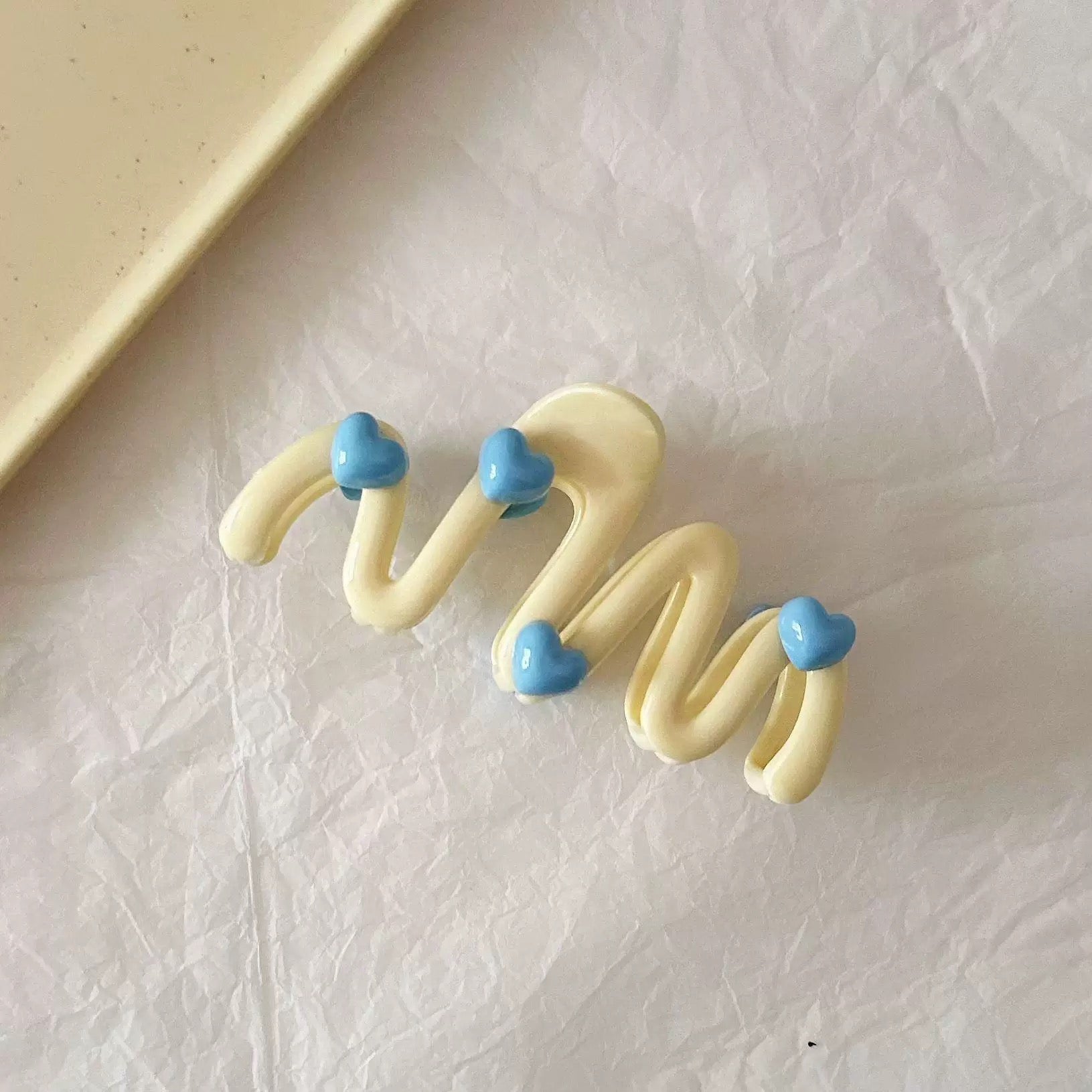Coquette-inspired wave-shaped hair clip for trendy outfits
