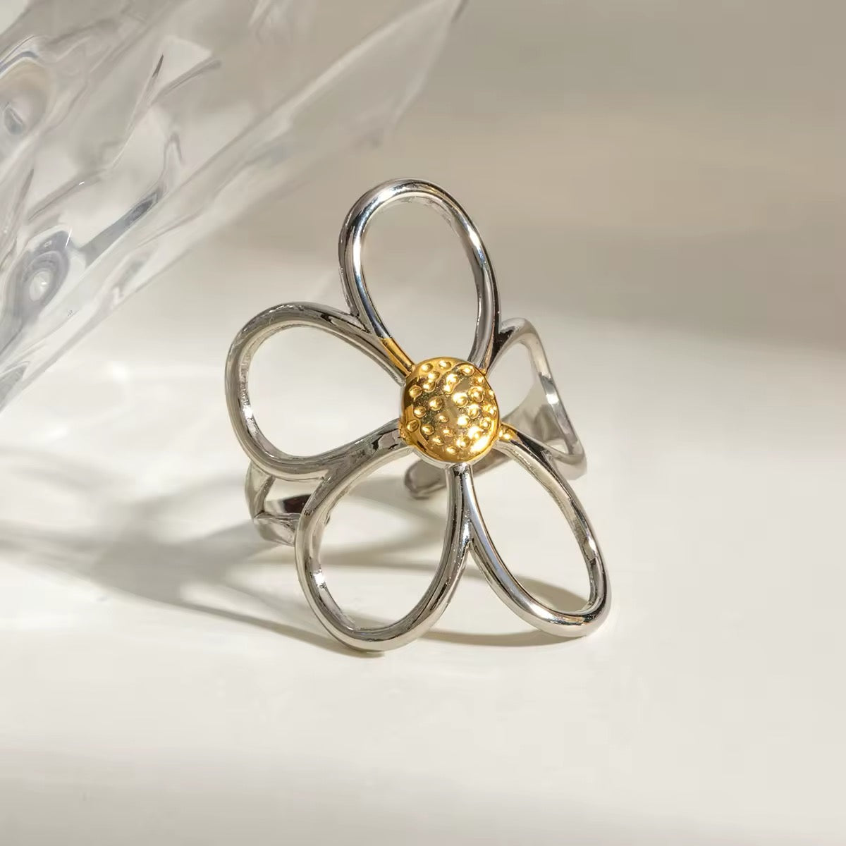 Light luxury daisy ring with an intricate hollow pattern