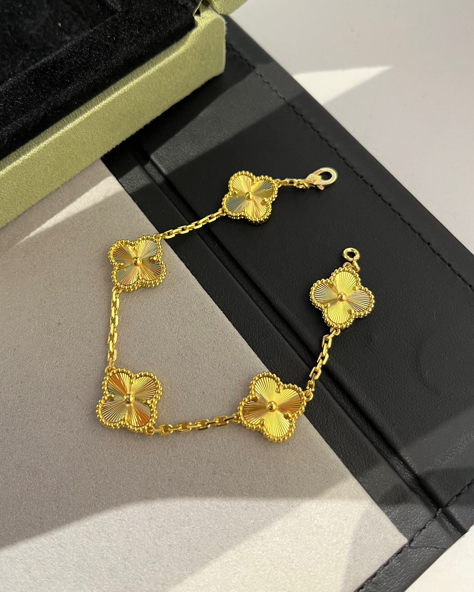18K gold bracelet featuring symbolic four-leaf clover design