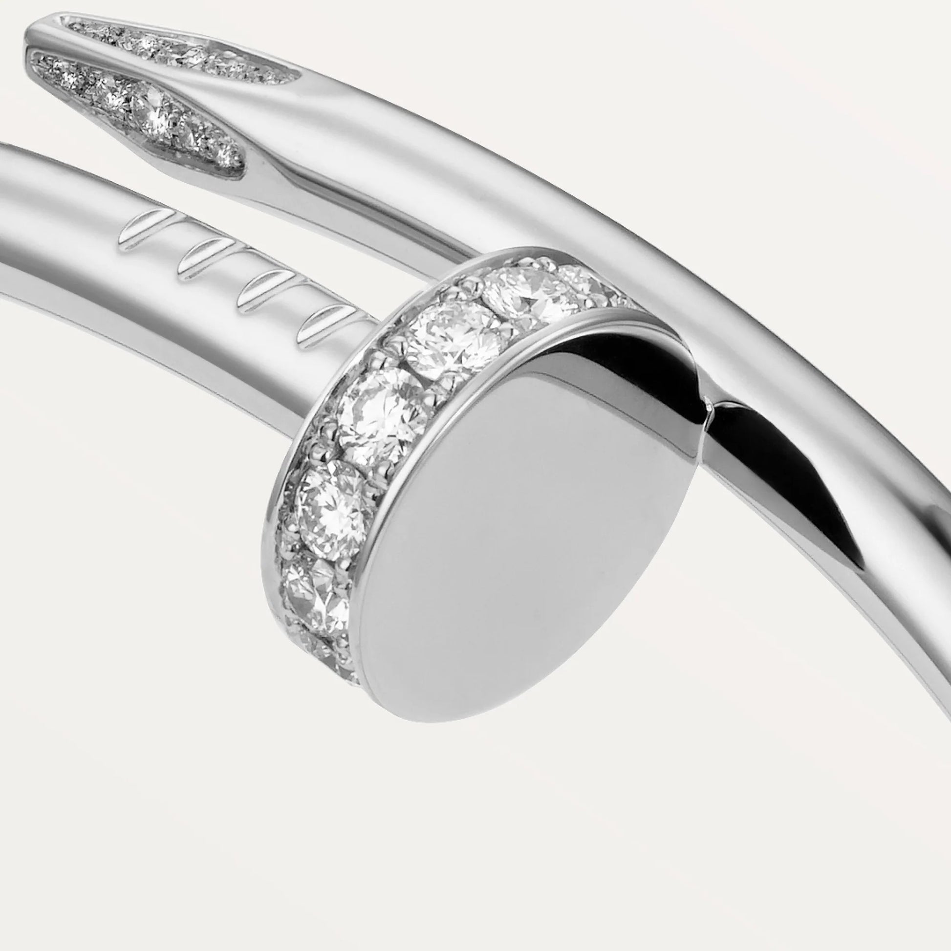 Aesthetic 18K white gold bracelet with embedded crystal accents

