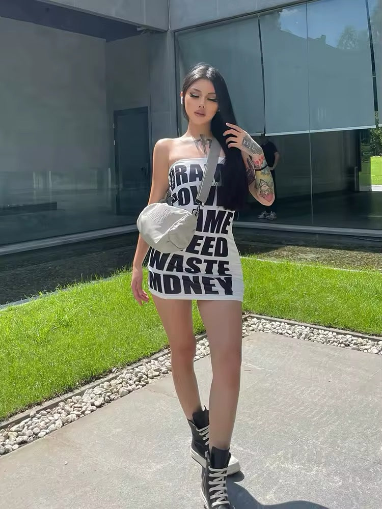 Hot girl summer dress with slogan print and tight-fitting silhouette