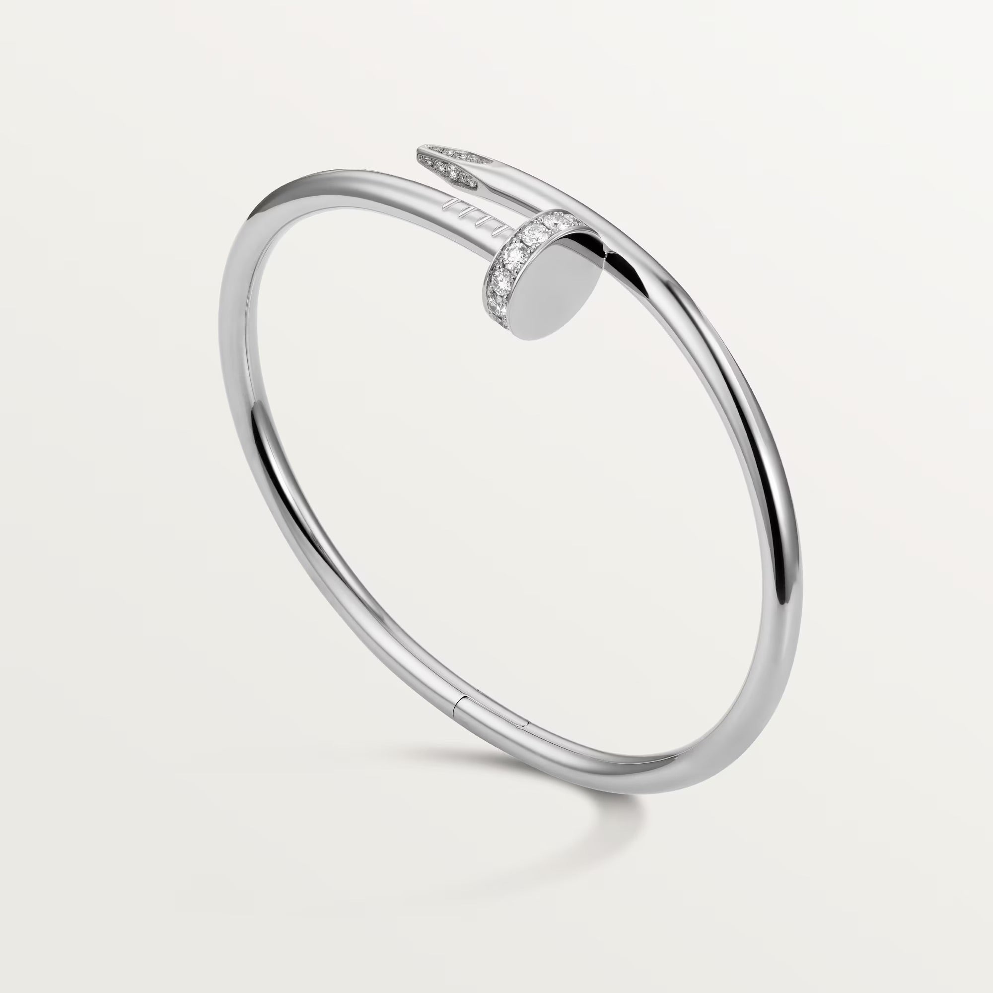Chic nail bangle with crystals in gold, feminine and powerful piece