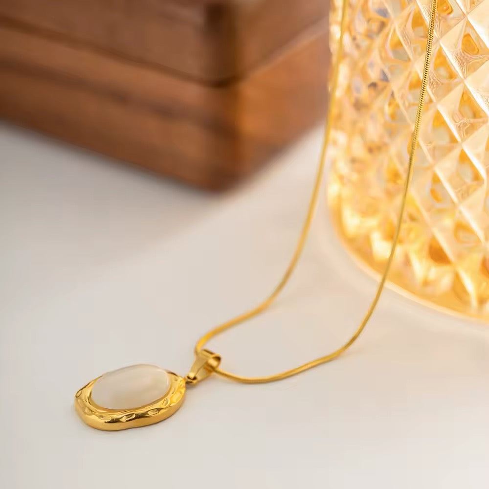 Chic and timeless gold-plated opal necklace for women