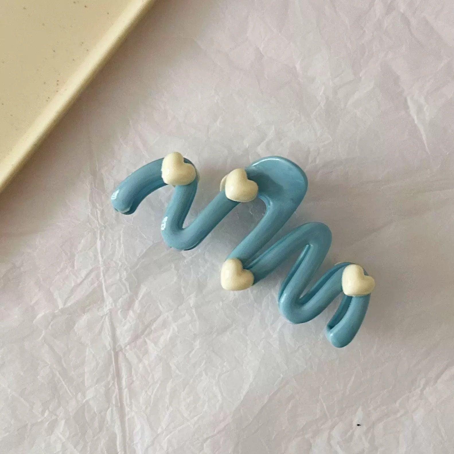 Elegant irregular hair claw for minimalistic looks