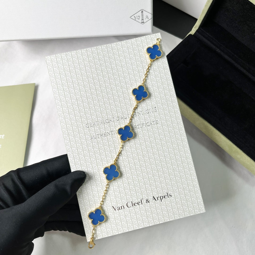 One-size 21 cm gold bracelet with blue lucky clover