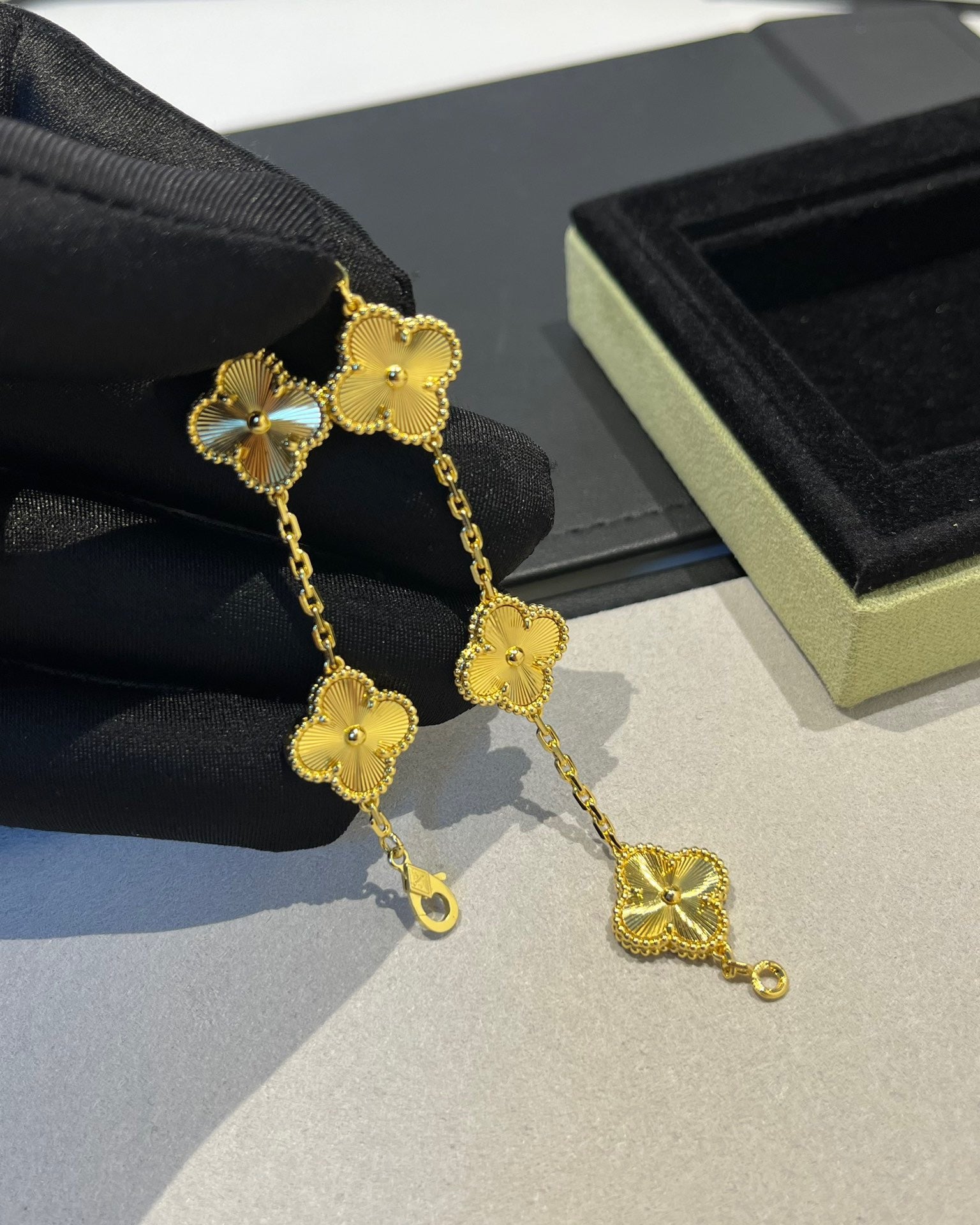 One-size clover bracelet with 21 cm fit and modern styling