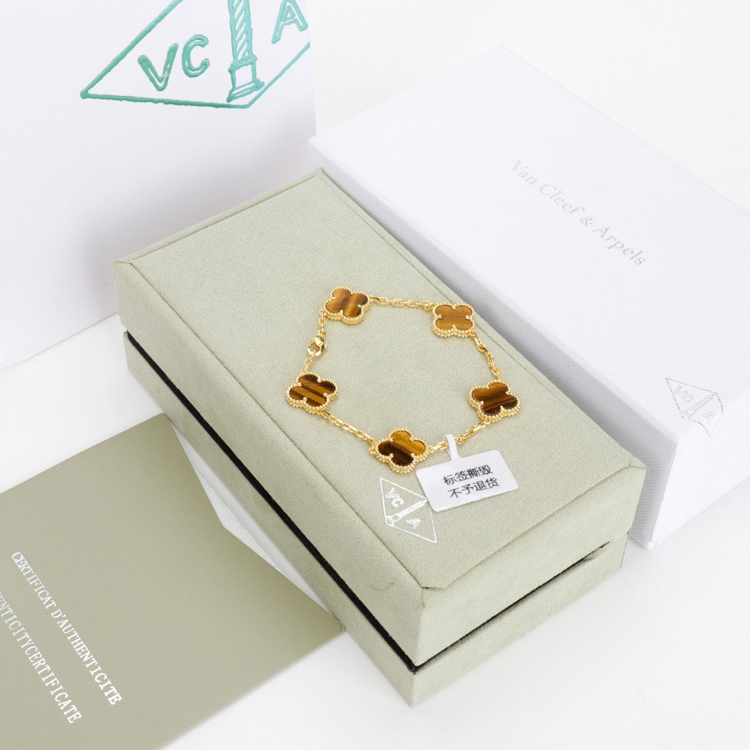 Gemstone charm bracelet with brown clover in gold setting