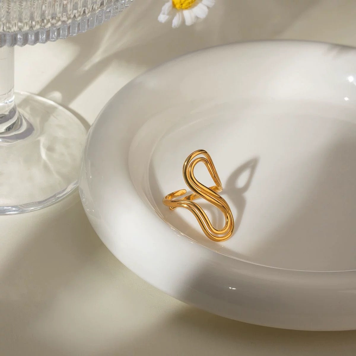 Luxury waterproof curved ring for daily wear
