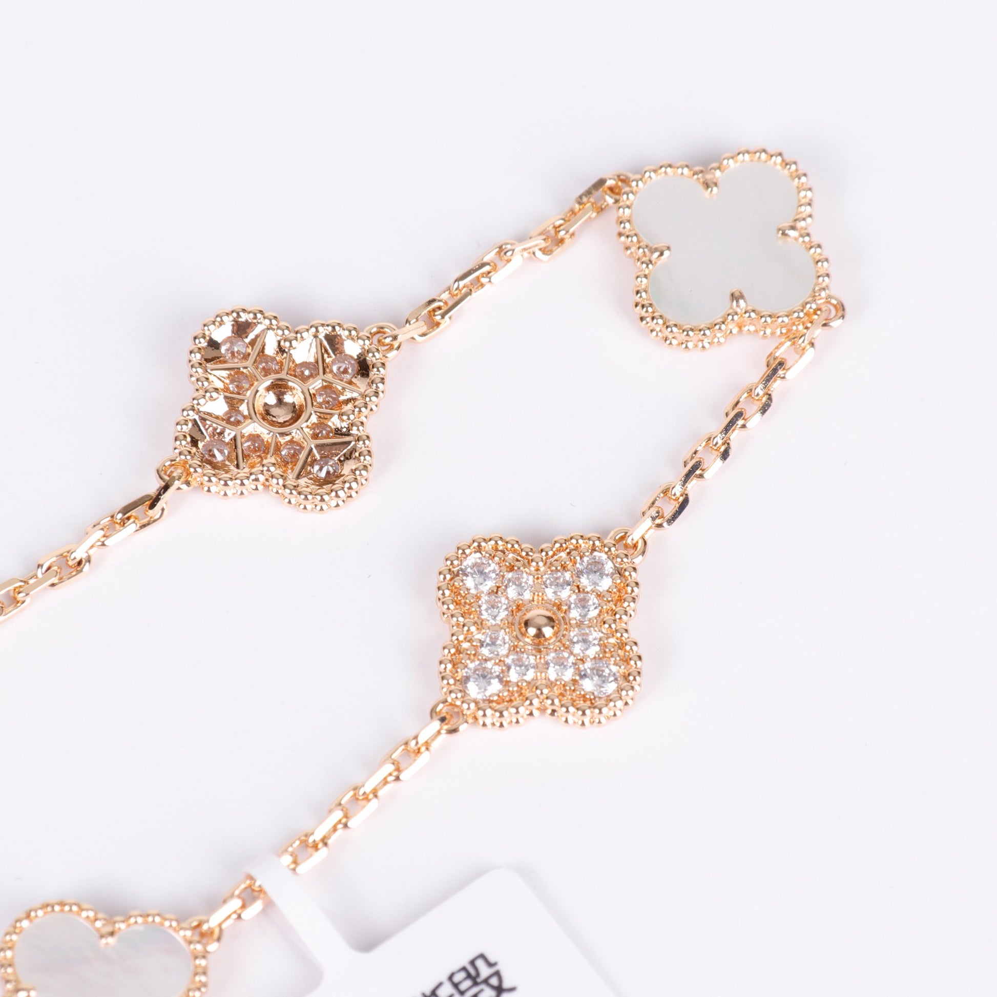 Elegant charm bracelet with pearl clover and gold plating