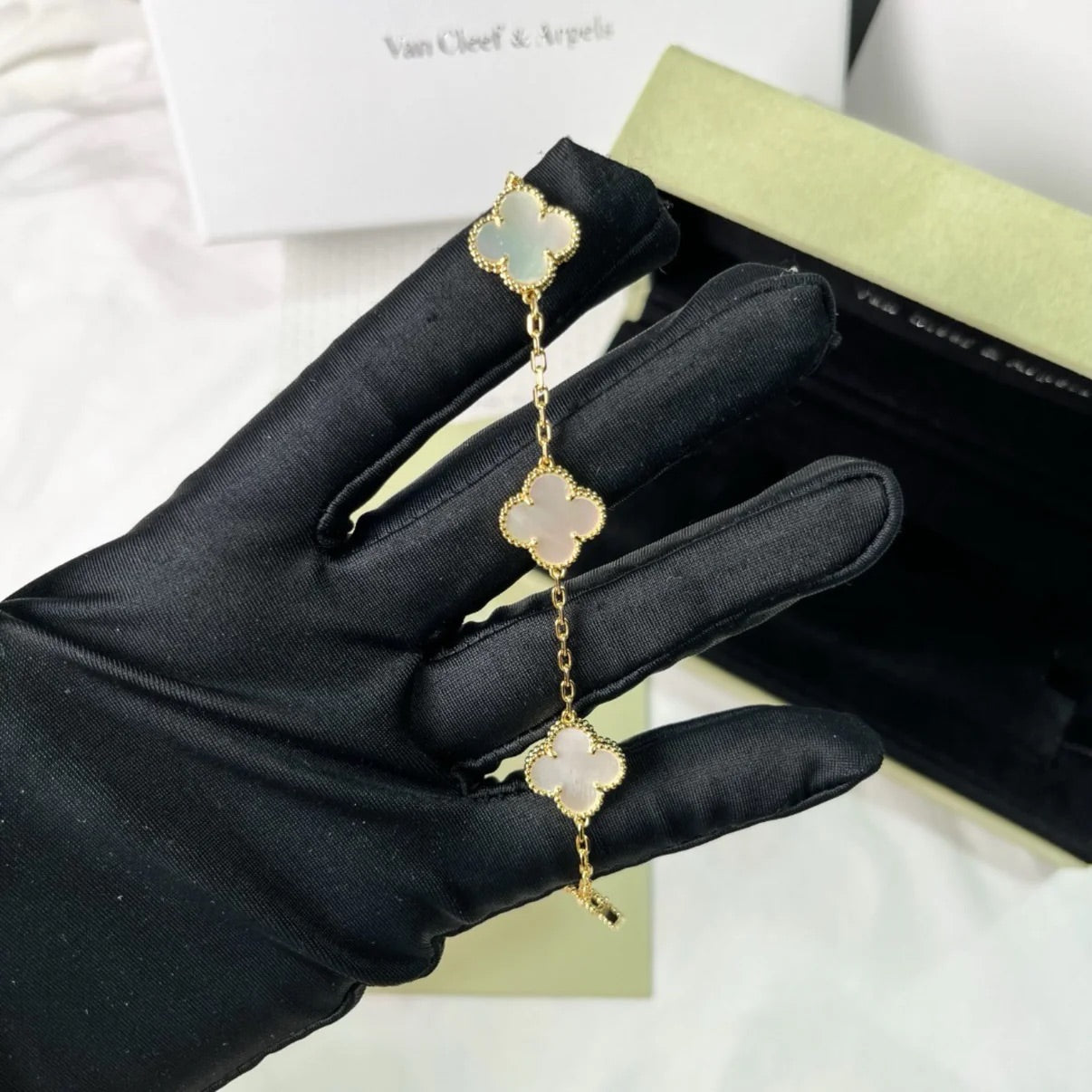 White clover charm bracelet in 18K gold with glossy enamel finish