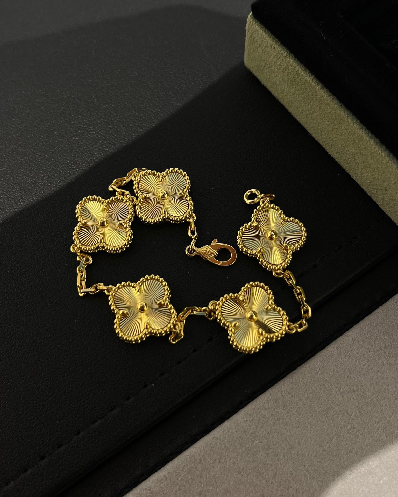 V-Gold bracelet with laser clover and waterproof coating
