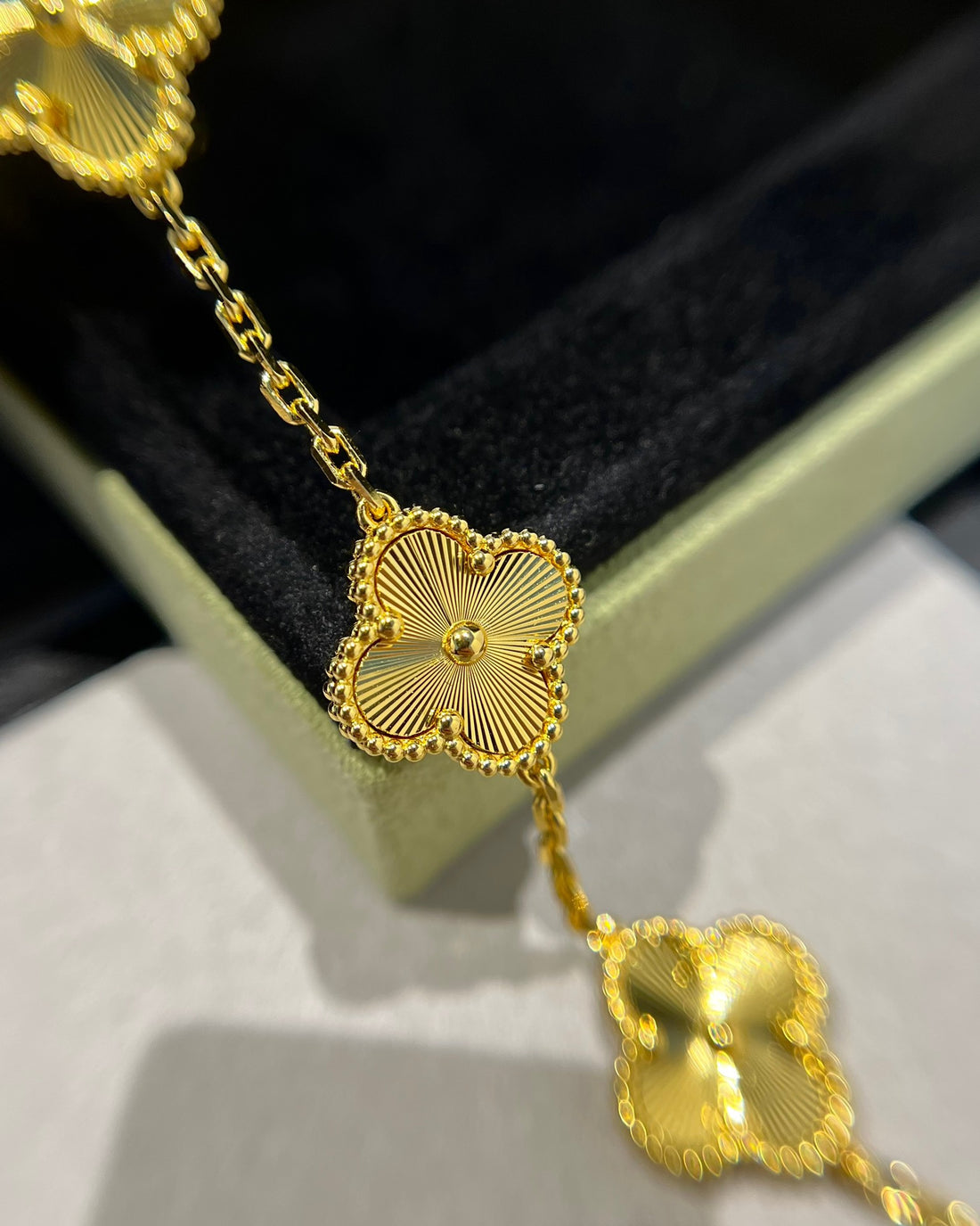 Girly pink clover bracelet in gold-plated high-shine style
