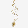 Chic and elegant seashell pendant necklace in gold