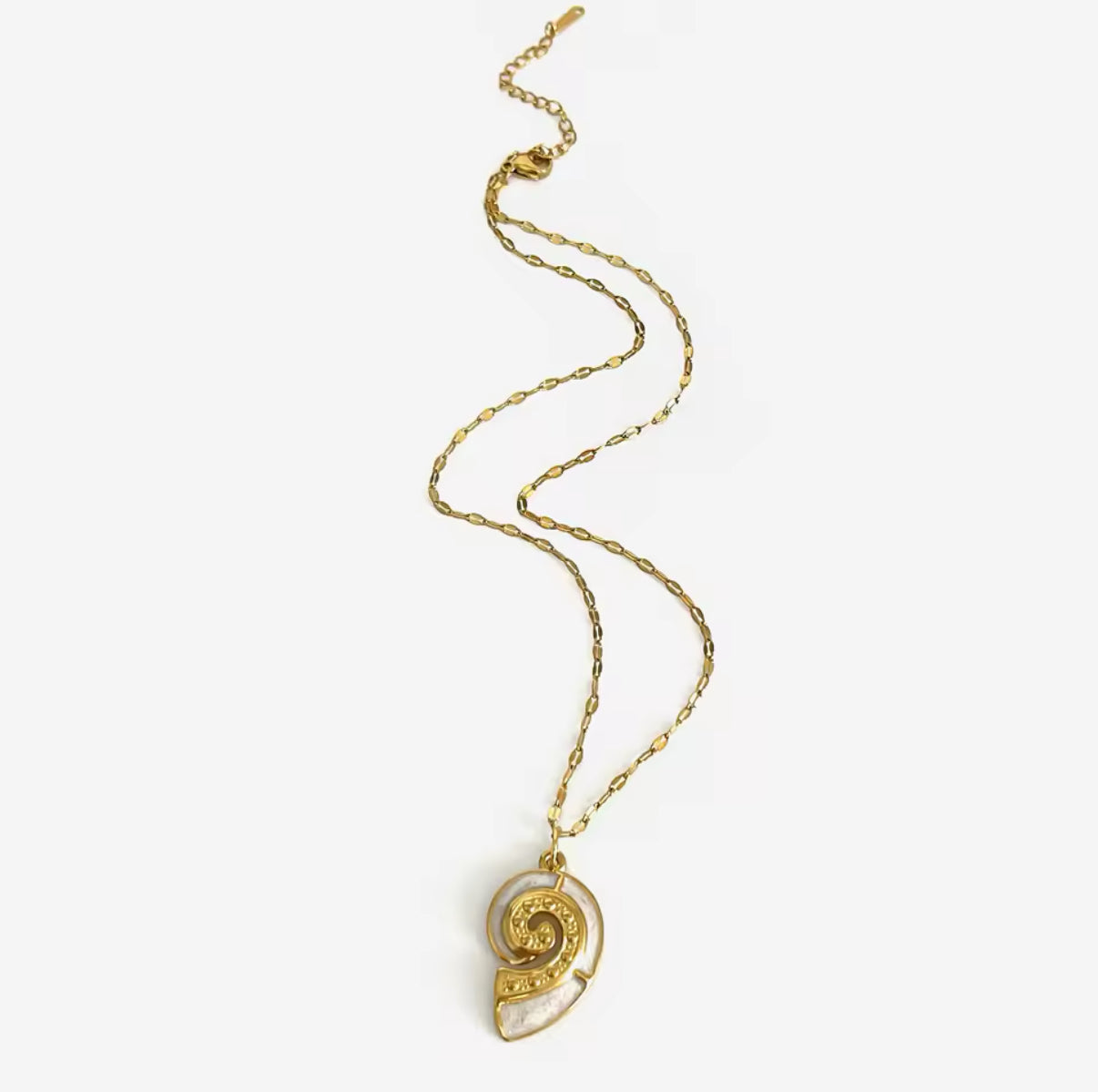 Chic and elegant seashell pendant necklace in gold