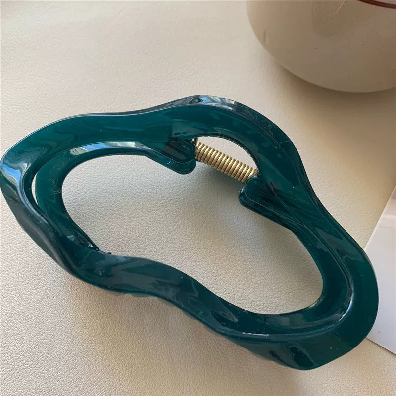 Trendy tortoiseshell hair claw with modern elegance