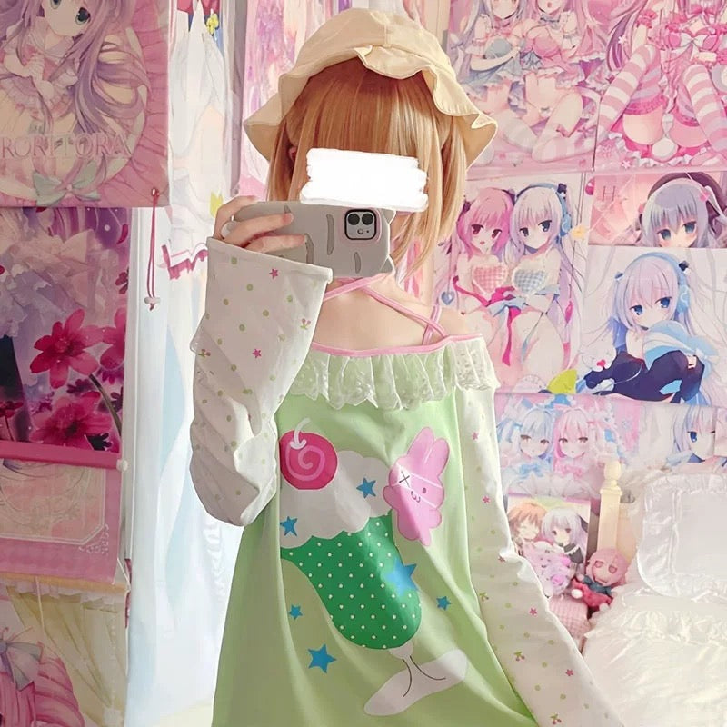 Loose-fit sleeves of the Y2K kawaii cartoon print shirt
