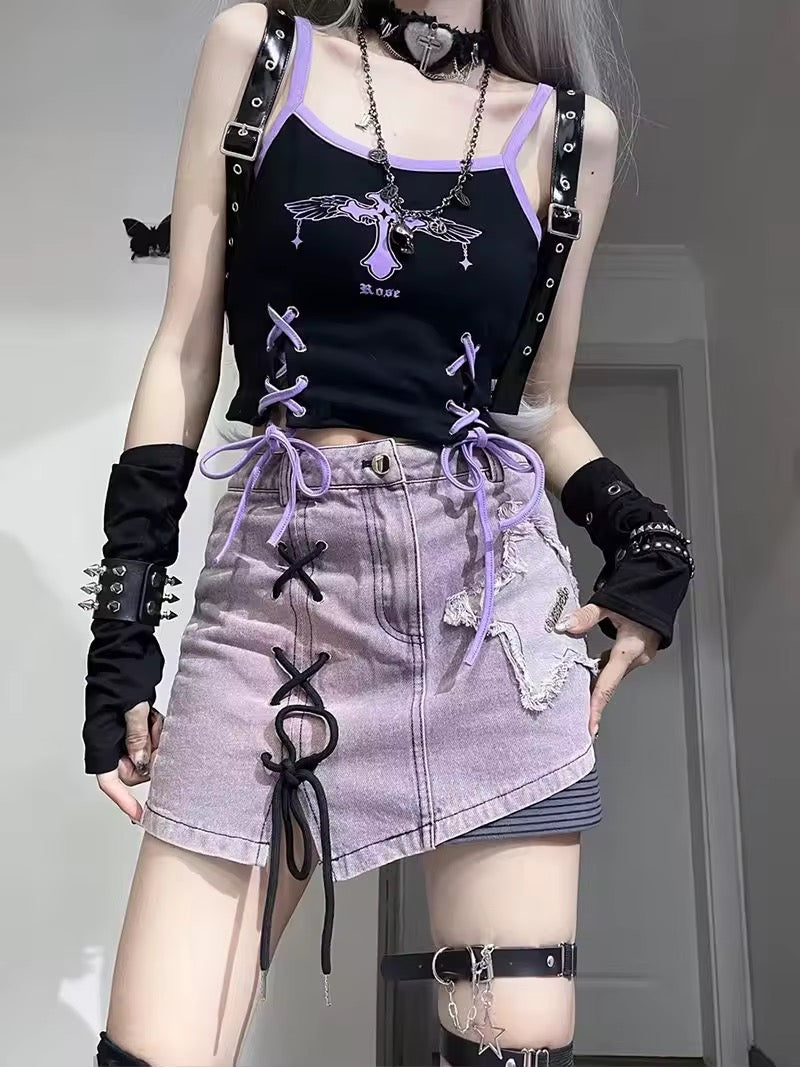 Full-body styling of Y2K skirt with platform shoes and distressed gloves
