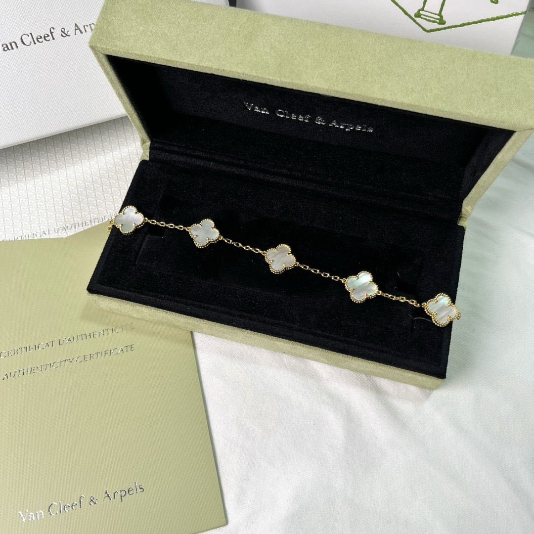 Elegant gift bracelet in gold with clover symbol of luck