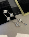 Waterproof white gold bracelet with symbolic clover motif