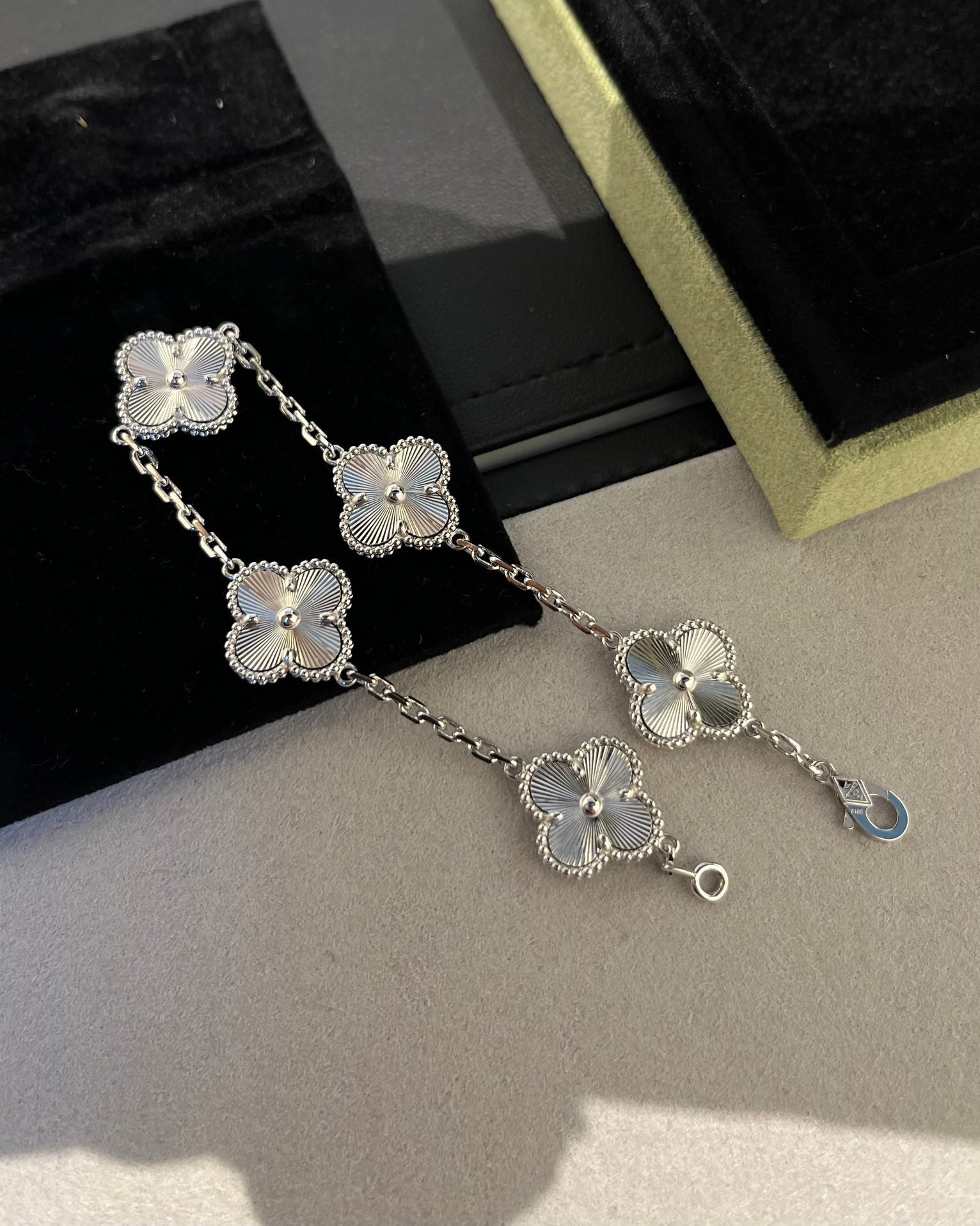 Waterproof white gold bracelet with symbolic clover motif