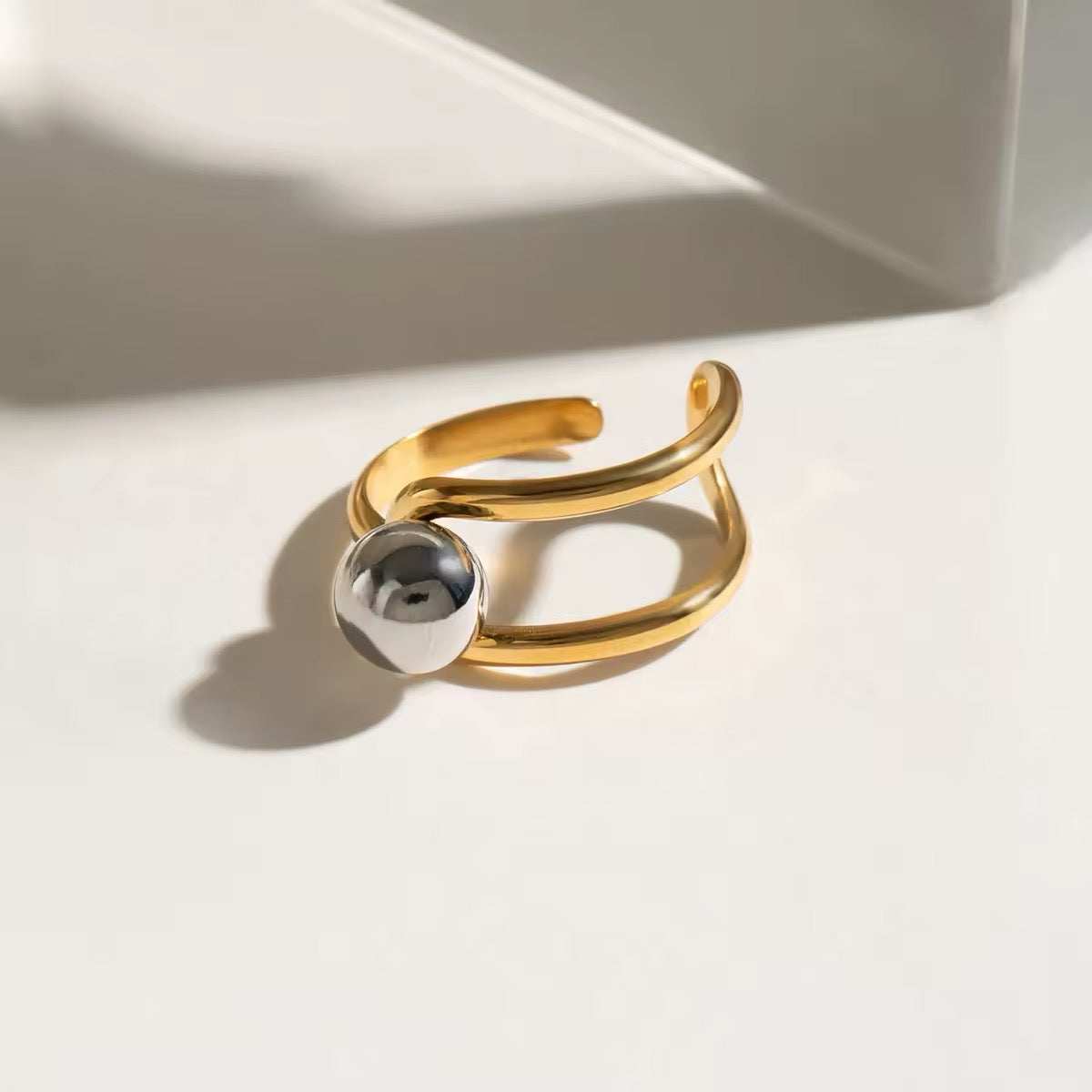 Chic and stylish minimalist gold jewelry ring