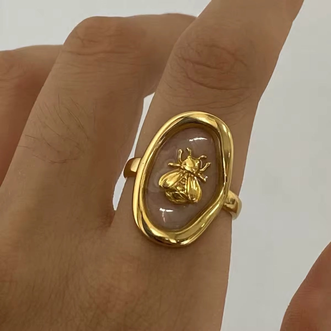 Elegant oval bee ring crafted from 18K gold-plated stainless steel