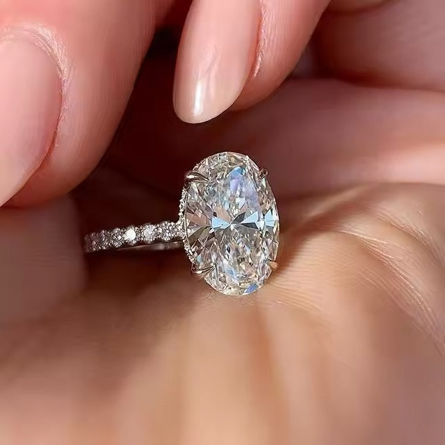Elegant oval crystal ring in 925 sterling silver