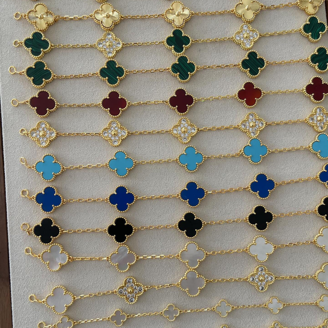 Lucky four-leaf clover bracelet in gold with white pearl charm