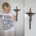Emo aesthetic punk girl in Y2K streetwear letter printed tee with long sleeves