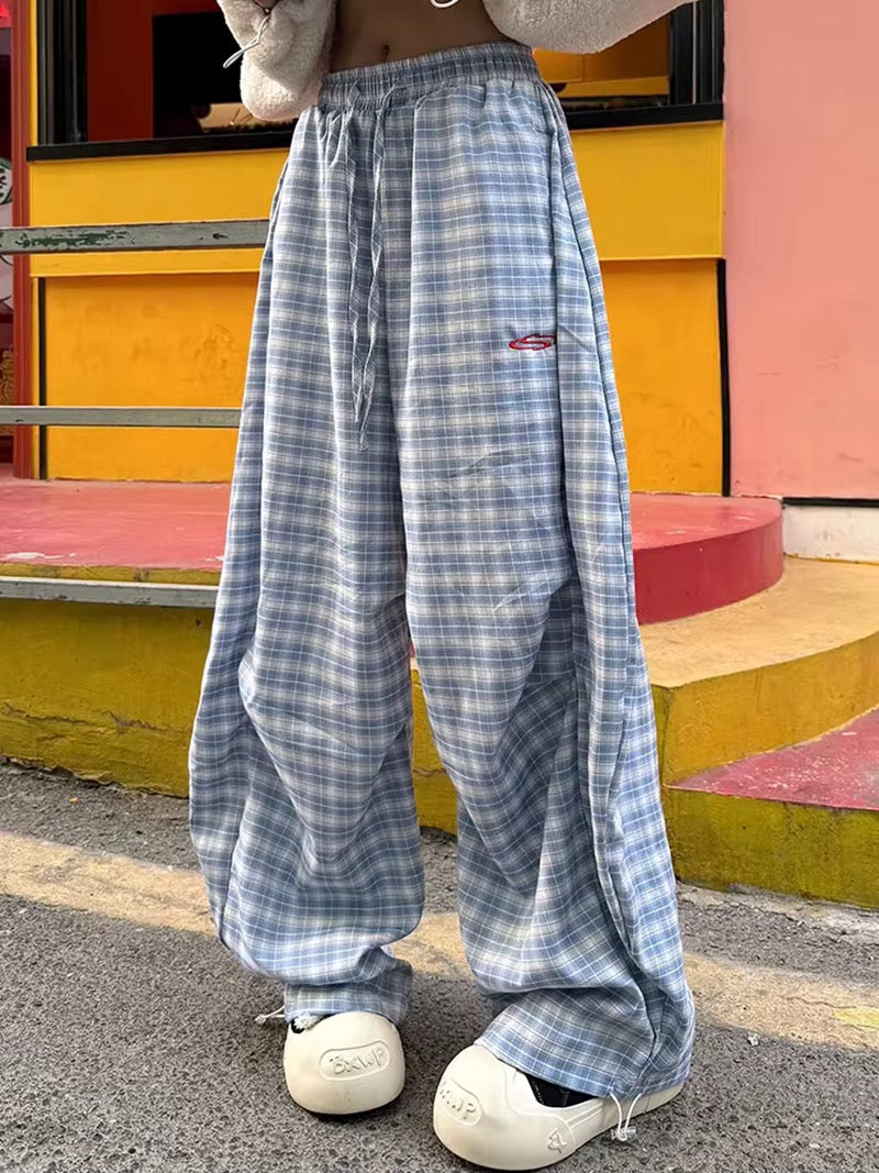 Close-up of thigh seam and leg drape, showing relaxed Korean style cut