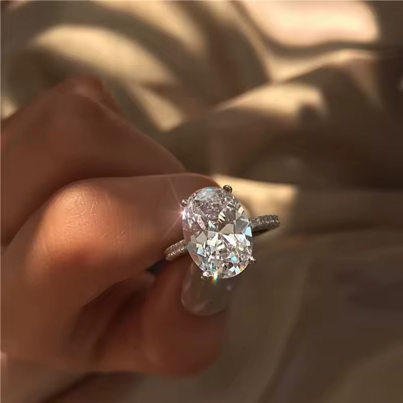 Elegant oval crystal ring in 925 sterling silver