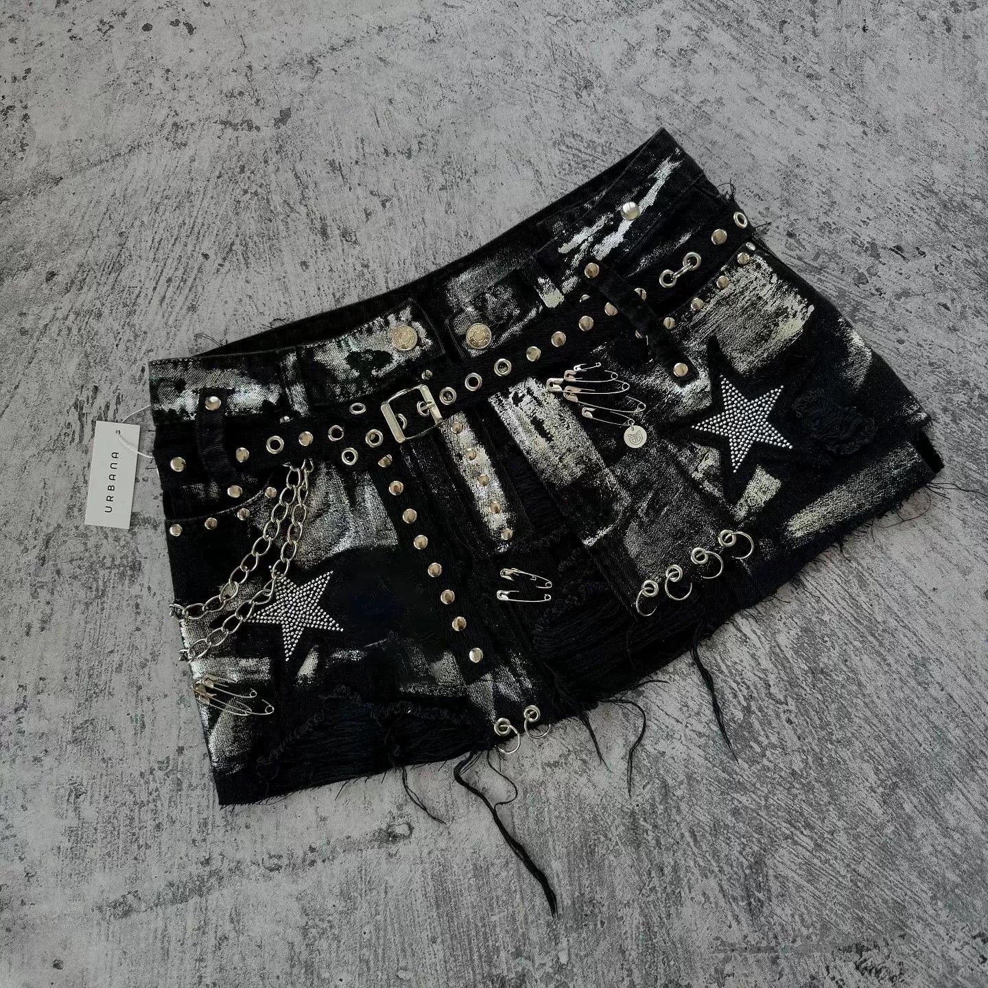Alternative fashion Y2K skirt with star graphics and rebellious streetwear style
