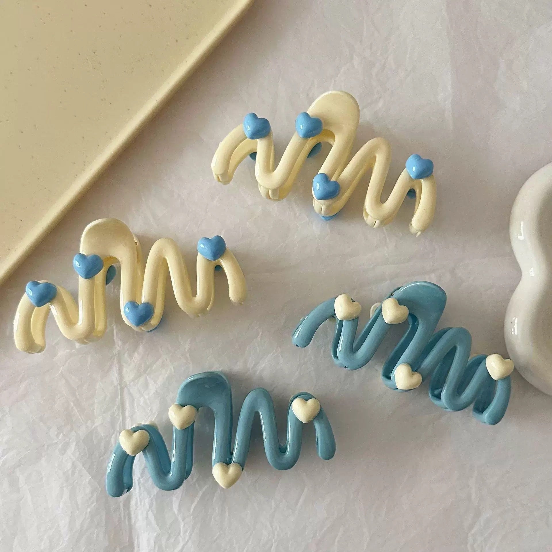 Durable shark claw hair clip with a chic aesthetic