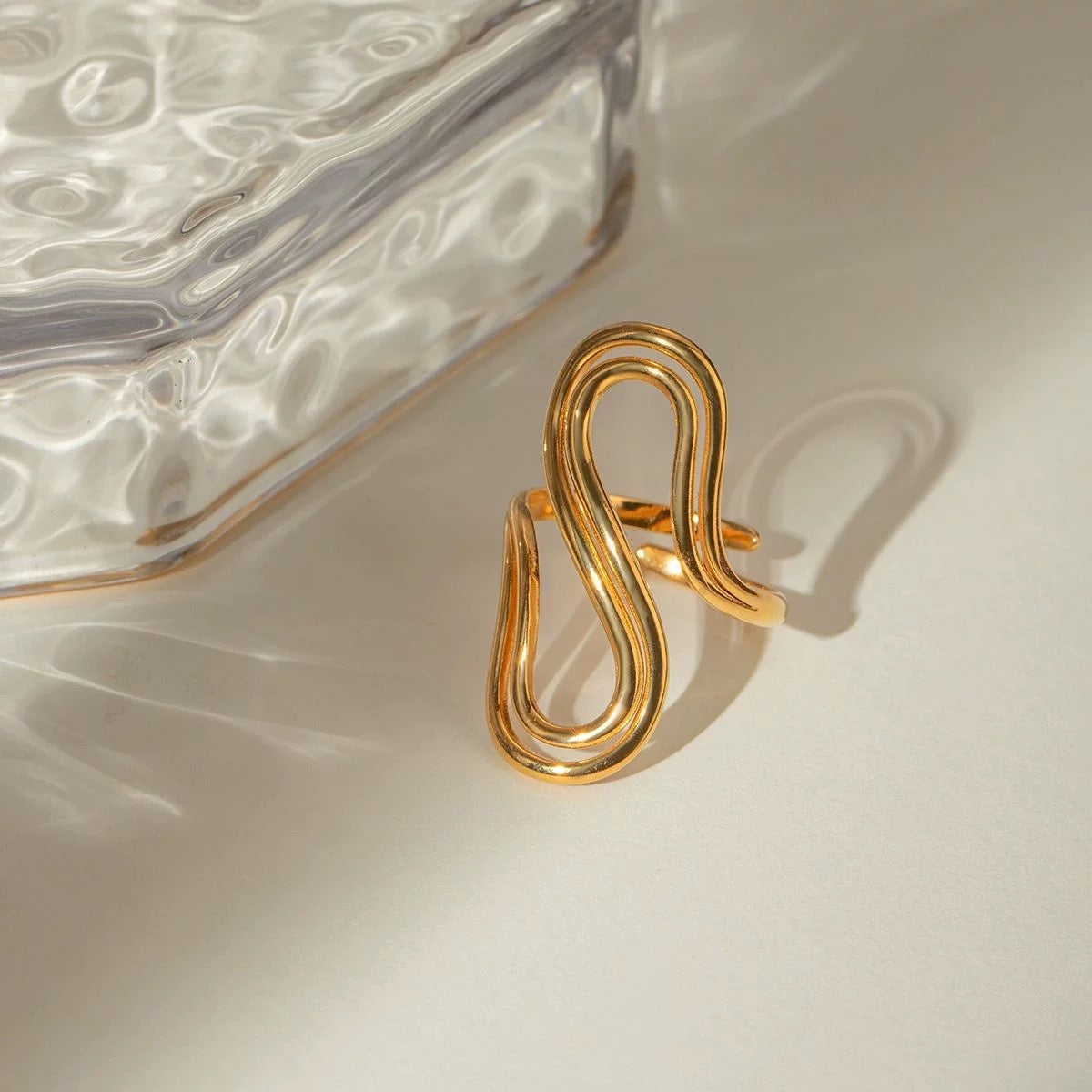 Stylish stainless steel curved ring with a modern touch