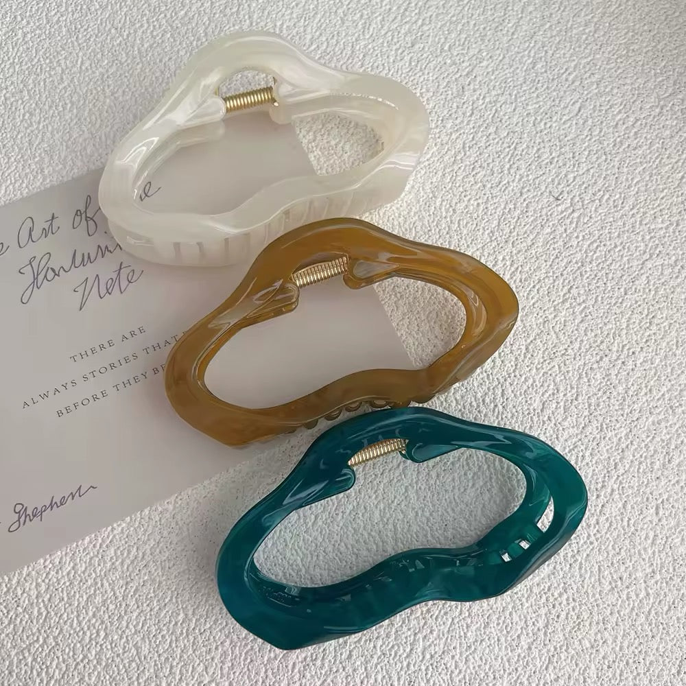 Irregular hollow out hair claw with tortoiseshell design