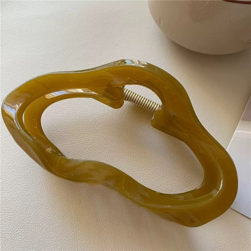 Stylish jelly acrylic hair clip with a trendy design