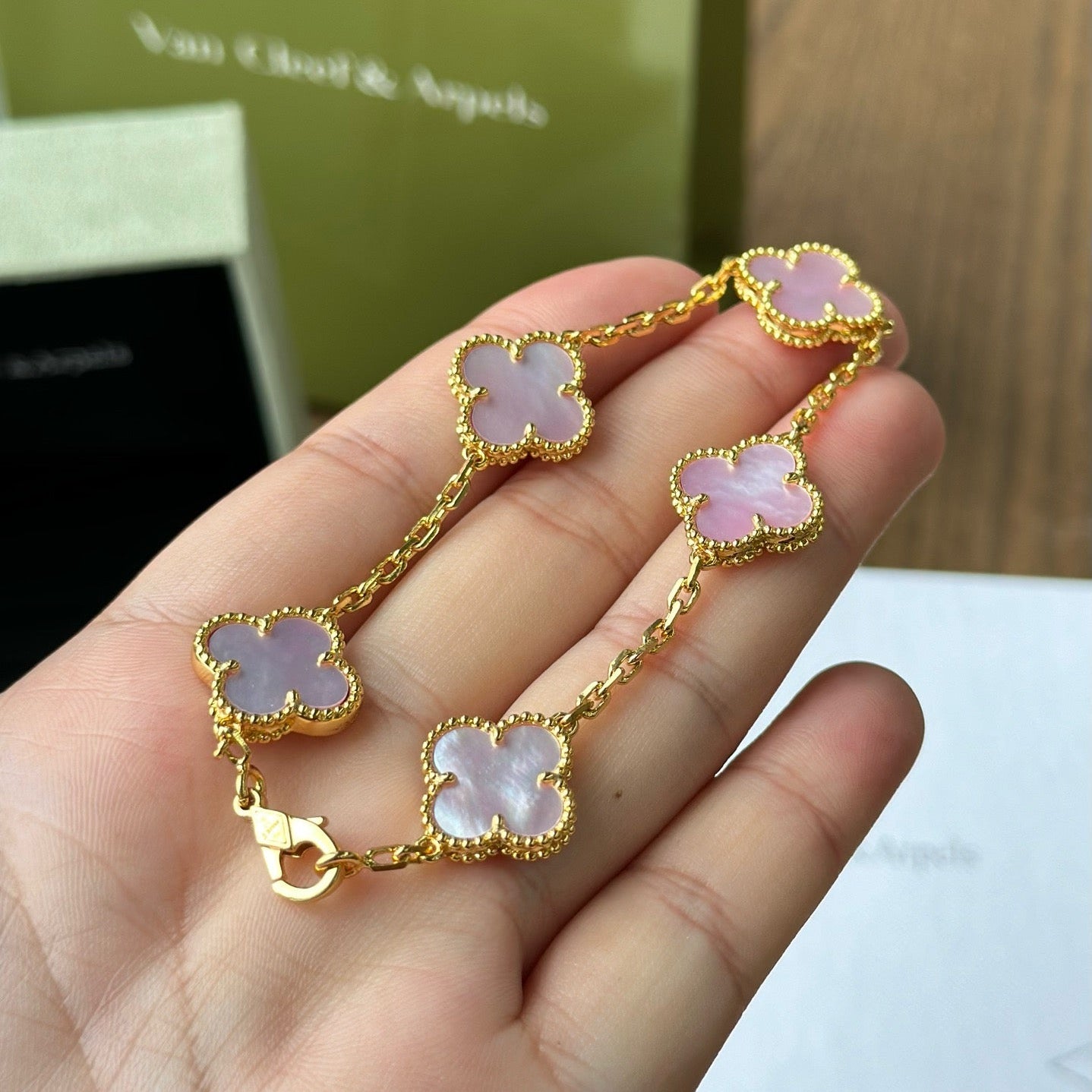 Classic clover bracelet in white and gold, waterproof and elegant