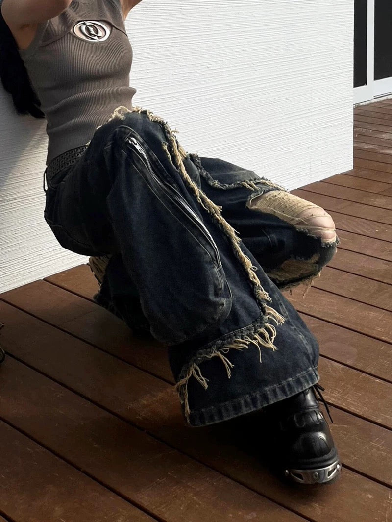 2000s aesthetic streetwear cargo jeans, ripped oversized baggy denim pants, American high-street Y2K alternative hip-hop and gothic fashion