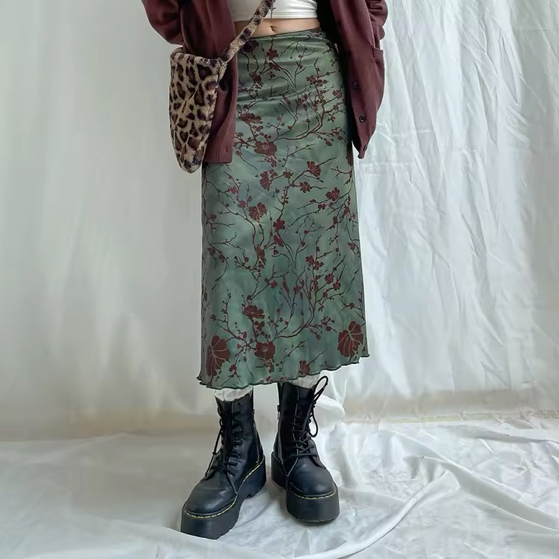 Aesthetic cottagecore floral midi skirt with vintage-inspired print.
