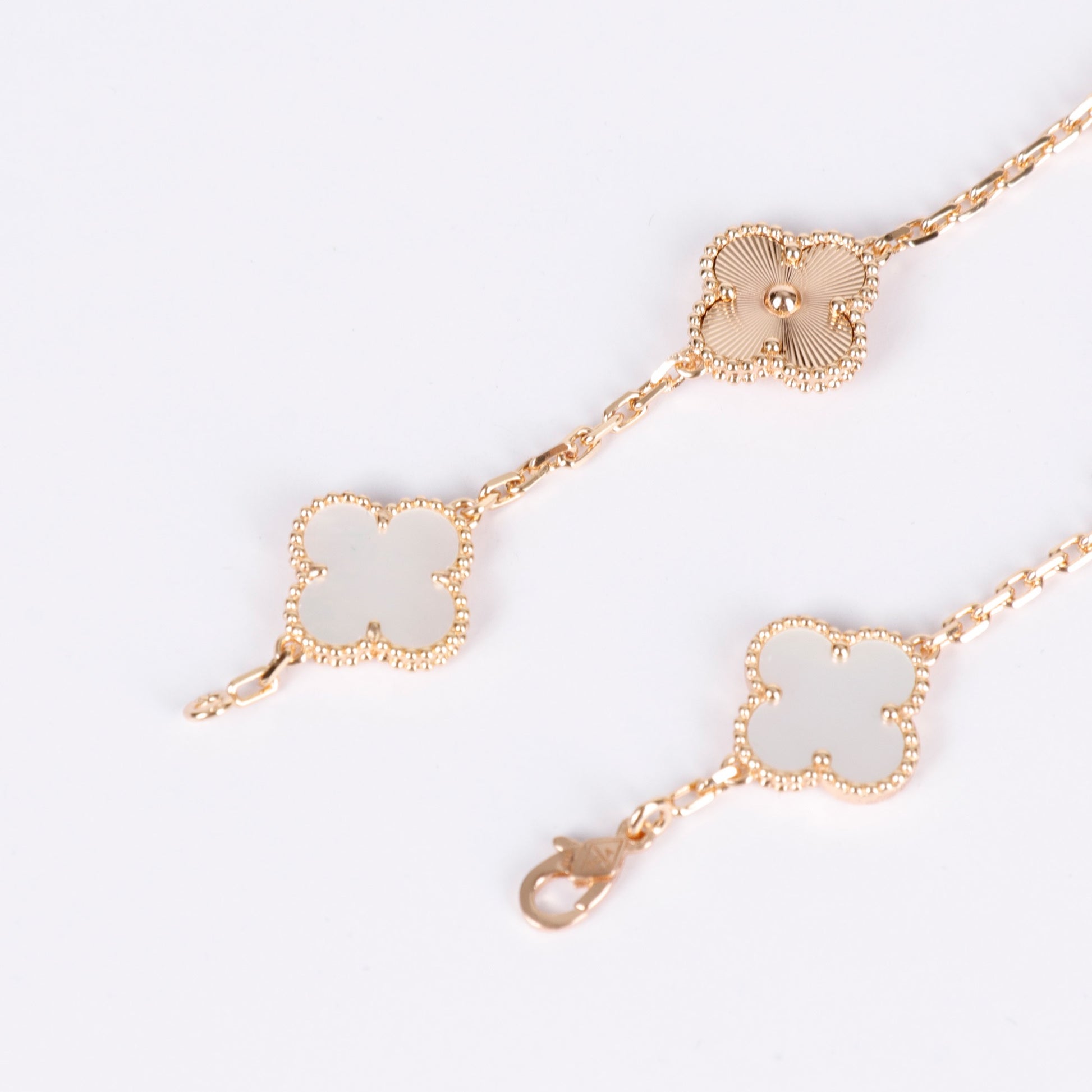 Romantic bracelet for women with four-leaf clover in pearl enamel